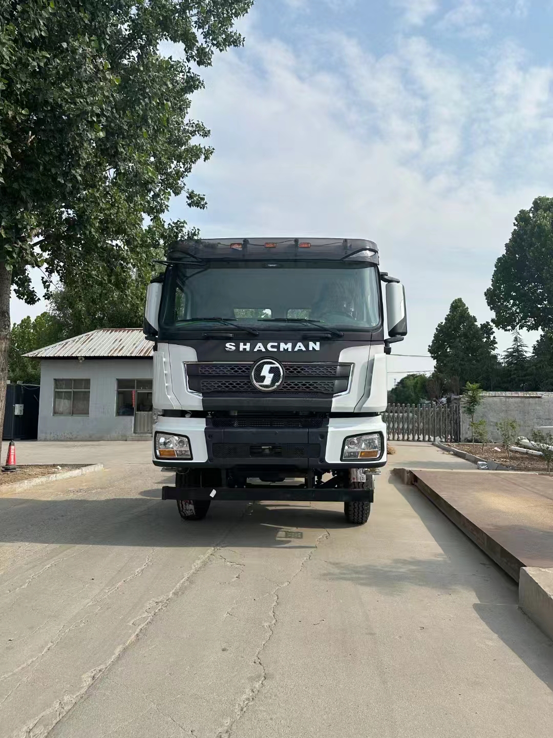 Auto berriak esportatu zure etxera Shaanxi Automobile Delonghi X3000-8x4 National V, Steel Bridge, eskuzko transmisioa, kutxa handia pertsonalizatu daiteke, Asia eta Errusiako gehienetan 🔥 eredua